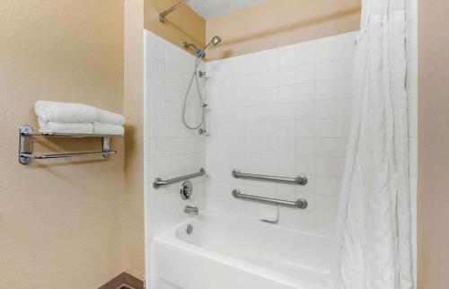 奥兰多Extended Stay America Select Suites - Orlando - Southpark - Equity Row的带淋浴和白色浴缸的浴室