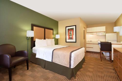 坦帕美洲长住酒店 - 坦帕 - 北机场的酒店客房设有一张大床和一个厨房。