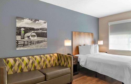 帕诺滩Extended Stay America Premier Suites - Fort Lauderdale - Cypress Creek - Park North的酒店客房,配有床和沙发