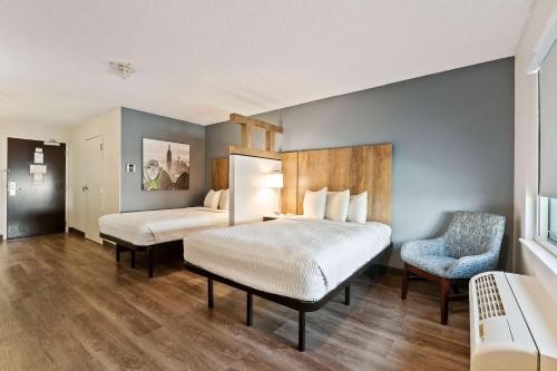 迈阿密美国长住酒店 - 迈阿密 - 机场 - 多拉尔的酒店客房,配有两张床和椅子