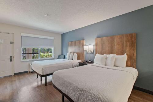 迈阿密艾斯坦德美式酒店 - 迈阿密 - 机场 - 蓝湖的酒店客房设有两张床和窗户。