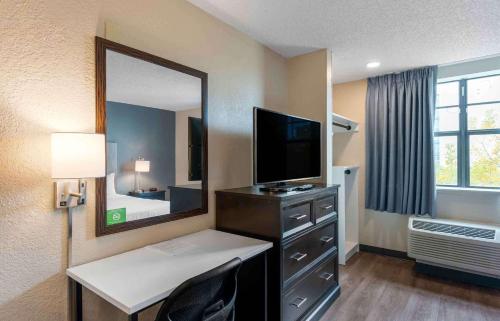 迈阿密Extended Stay America Premier Suites - Miami - Airport - Doral - 87th Avenue South的酒店客房设有一张带电视和镜子的书桌