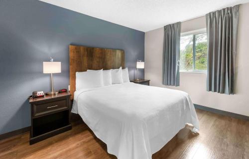 迈阿密Extended Stay America Premier Suites - Miami - Airport - Miami Springs的卧室设有一张白色大床和一扇窗户。