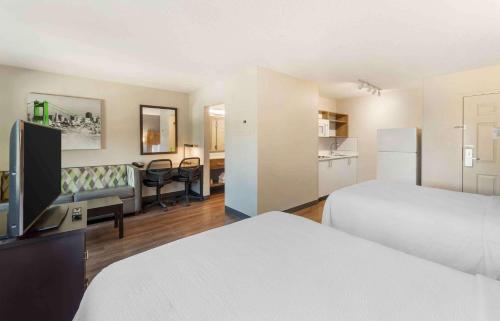 迈阿密Extended Stay America Premier Suites - Miami - Airport - Doral - 25th Street的酒店客房带两张床和厨房