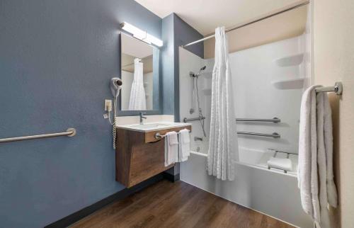 迈阿密Extended Stay America Premier Suites - Miami - Airport - Doral - 25th Street的一间带水槽、浴缸和镜子的浴室