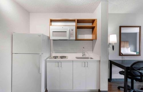迈阿密Extended Stay America Premier Suites - Miami - Downtown Brickell - Cruise Port的厨房配有白色冰箱和水槽