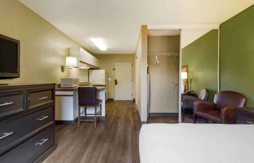 马尔伯勒美国长住酒店-波士顿-马尔堡的酒店客房设有床、厨房和客厅。