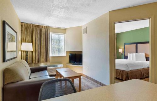 皮博迪美国波士顿皮博迪长住酒店的酒店客房设有床和客厅。