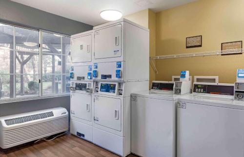 沃尔瑟姆美国波士顿沃尔瑟姆第四大道32号长住酒店的洗衣房配有白色冰箱和电器