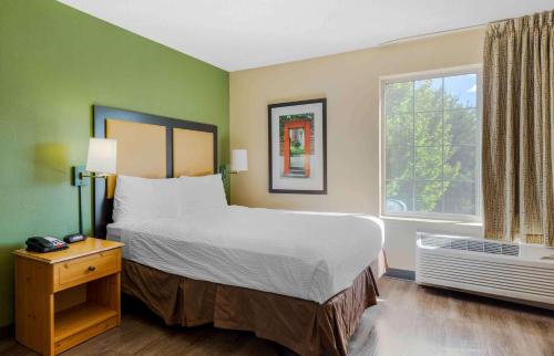 沃尔瑟姆美国波士顿沃尔瑟姆第四大道52号长住酒店的一间卧室设有一张大床和一个窗户。