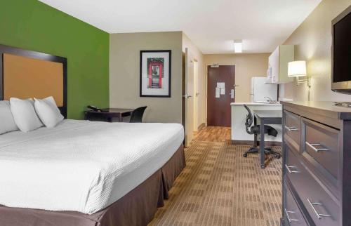 韦斯特伯鲁美国波士顿西波洛长住酒店 - 连接路店的酒店客房带一张床和一个厨房
