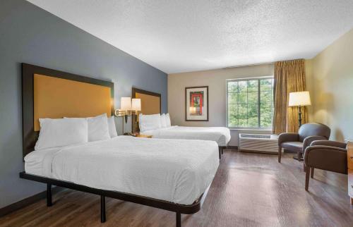 惠帕尼美国 - 汉诺威 - 帕西帕尼长住公寓式酒店的酒店客房设有两张床和窗户。