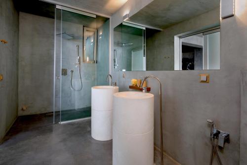 KoríthionStunning 180° Sea View Designer Villa for two的一间带两个盥洗盆和淋浴的浴室