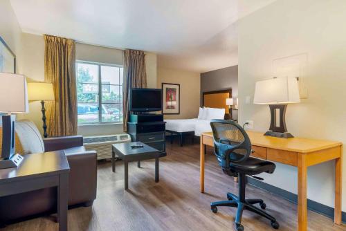 RandolphvilleExtended Stay America酒店 - 皮斯卡塔韦 - 罗格斯大学的酒店客房配有书桌和床。