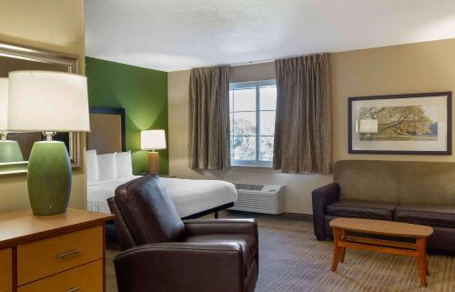 法明顿美洲长住酒店 - 哈特福德 - 法明顿的酒店客房,配有床和沙发