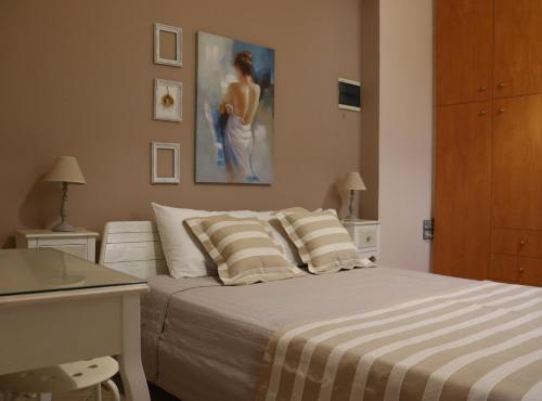 罗希姆诺Olive Villa Crete的一间卧室配有一张壁画床