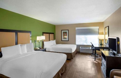诺沃克美国诺瓦克-斯坦福德长住酒店的酒店客房设有两张床、一张桌子和一台电视。