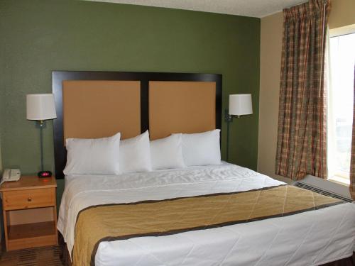 谢尔顿Extended Stay America酒店 - 谢尔顿 - 费尔菲尔德县的卧室配有带白色枕头的大床