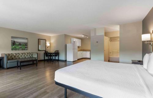 森特维尔美国华盛顿森特维尔马纳萨斯长住酒店的一间设有白色床和厨房的大房间