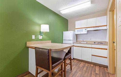 尚蒂伊长住酒店美国 - 华盛顿特区 - 尚蒂伊的厨房设有绿色的墙壁和桌椅