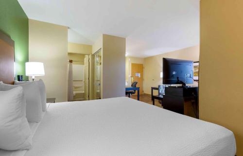 费尔法克斯阿美莉卡华盛顿特区费尔法克斯长住酒店的酒店客房带一张床铺、一张书桌和一间卧室