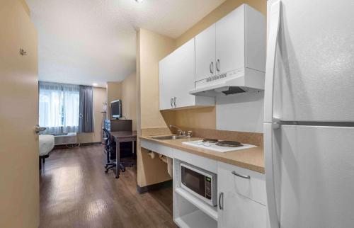 斯普林菲尔德美国华盛顿特区斯普林菲尔德长住酒店的厨房配有白色橱柜和冰箱。