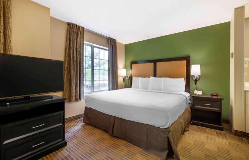 亚历山德里亚华盛顿特区亚历山卓艾森豪威尔大道美国长住酒店的配有一张床和一台平面电视的酒店客房