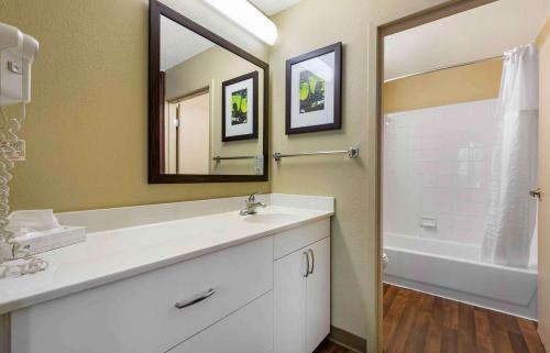 亚历山德里亚华盛顿特区亚历山卓艾森豪威尔大道美国长住酒店的浴室配有盥洗盆、镜子和浴缸
