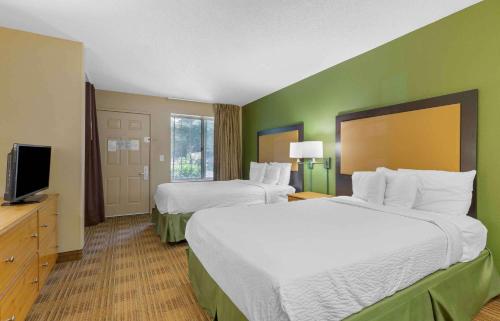 斯特灵酒店Extended Stay America - 华盛顿 - 英镑 - 杜勒斯的酒店客房设有两张床和电视。