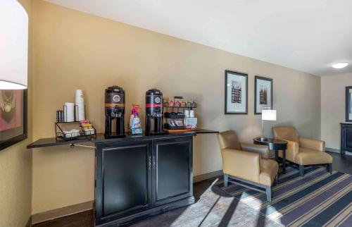 克莱夫Extended Stay America Suites - Des Moines - West Des Moines的一间酒吧,位于酒店客房内,提供椅子和饮料