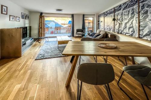 劳里斯Andrea 7 by SMR Rauris Apartments - inc Spa and National Summercard - near Gondola的客厅配有木桌和沙发