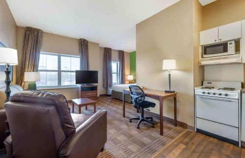 德斯普兰斯美国芝加哥奥黑尔好事达体育馆长住酒店的酒店客房设有床和客厅。