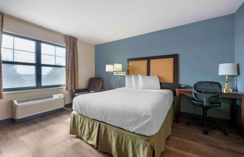 罗密欧维尔芝加哥-罗密威尔-博林布鲁克长住公寓式酒店的酒店客房设有一张大床和一张书桌。