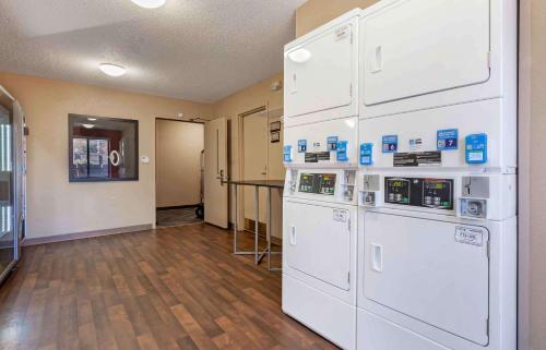 罗克福德Extended Stay America Select Suites - Rockford - State Street的洗衣房配有白色洗衣机和烘干机