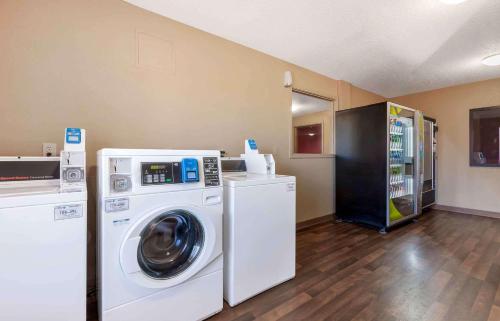 罗克福德Extended Stay America Select Suites - Rockford - State Street的洗衣房配有洗衣机和洗衣机