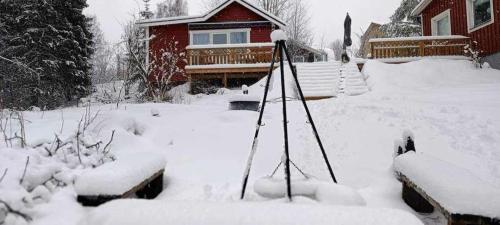VäjaLila Stuga的房子前面的雪堆积的院子