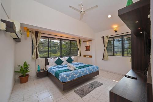 罗纳瓦拉Great Escape Villa by Tropicana Stays的一间设有床铺的卧室,位于带窗户的房间内