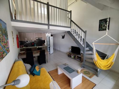 圣马丁岛Pelican的客厅设有黄色沙发和楼梯。