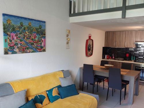 圣马丁岛Pelican的客厅配有黄色的沙发和桌子