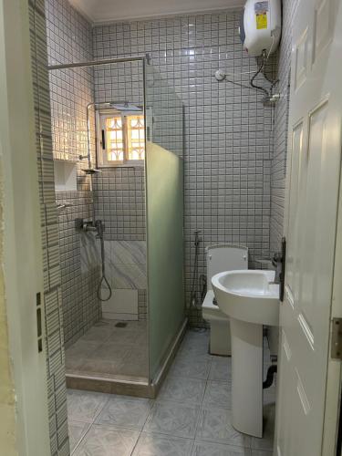 阿布贾Sillich Homes - 4 Bedroom Duplex in Lokogoma的带淋浴、卫生间和盥洗盆的浴室