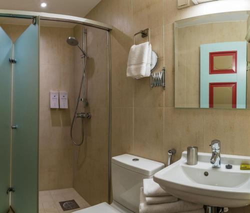 塔林CRU酒店的带淋浴、卫生间和盥洗盆的浴室