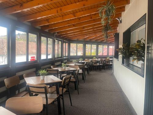 Ocna-MureşuluiCASA BELLA的用餐室设有桌椅和窗户。