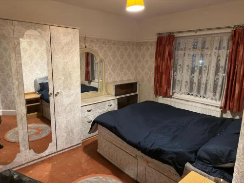 伦敦Sweet dream 2的一间卧室配有一张大床和镜子