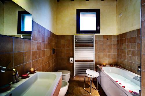 塔尔奎尼亚瓦莱德尔玛塔度假别墅酒店的带浴缸、卫生间和盥洗盆的浴室