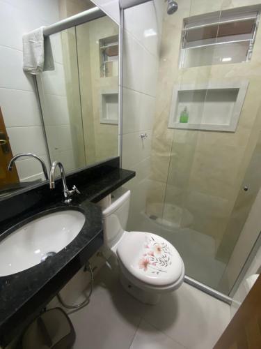 贝伦Flat completo no centro de Belém的浴室配有卫生间、盥洗盆和淋浴。