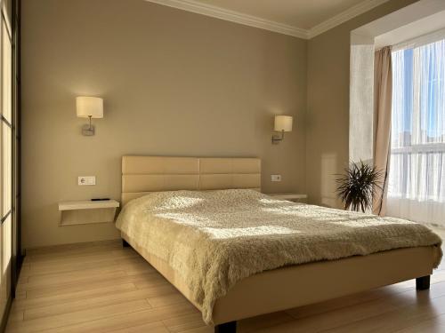 伊万诺-弗兰科夫斯克Kalinova Sloboda Home的一间卧室设有一张大床和一个窗户。