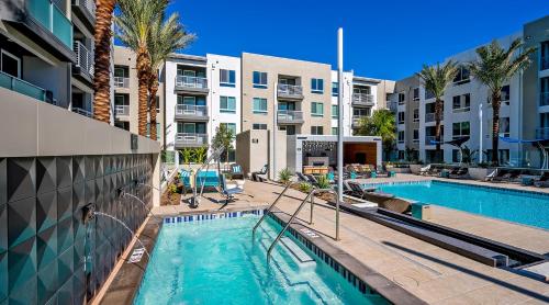 尔湾Global Luxury Suites Irvine的公寓大楼游泳池的图片