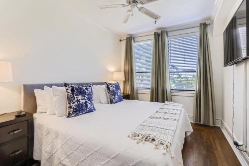 棕榈滩Palm Beach Hotel的一间卧室配有一张带蓝色和白色枕头的床