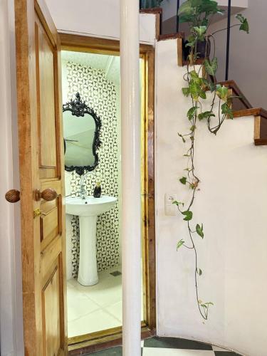 库塔伊西Bina N28的一间带水槽和镜子的浴室