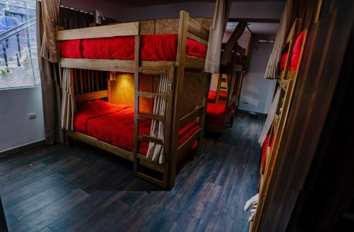 Magar Hostel Bar客房内的一张或多张双层床